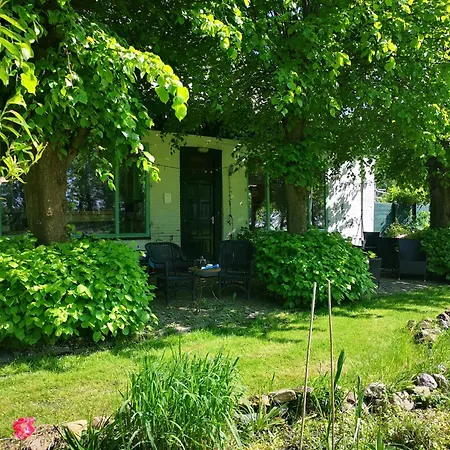 Modern Cozy Asian Style Bedroom With Kingsize Bath 3* Westbeemster
