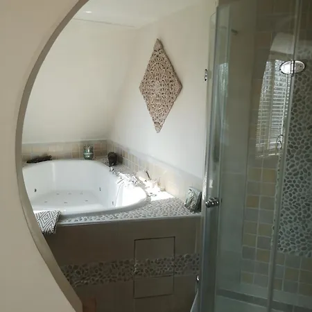 Modern Cozy Asian Style Bedroom With Kingsize Bath Westbeemster