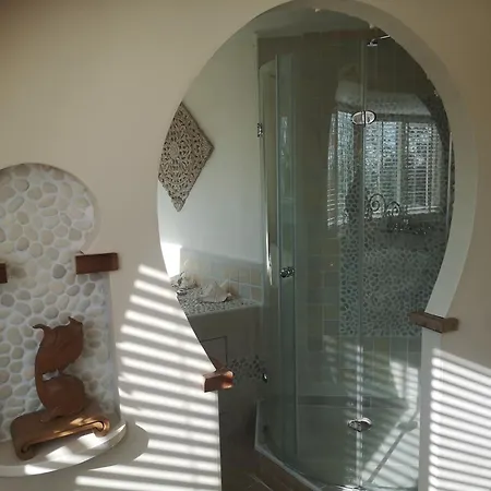 Modern Cozy Asian Style Bedroom With Kingsize Bath Panzió