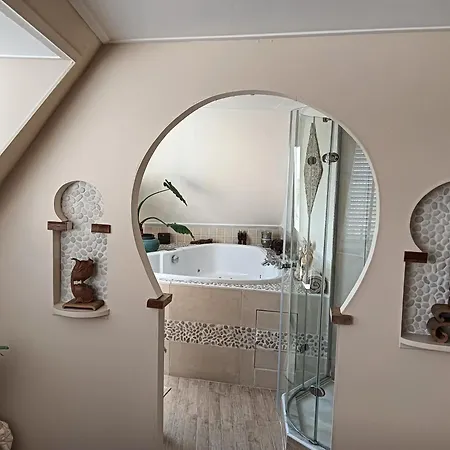 Modern Cozy Asian Style Bedroom With Kingsize Bath 3* Westbeemster