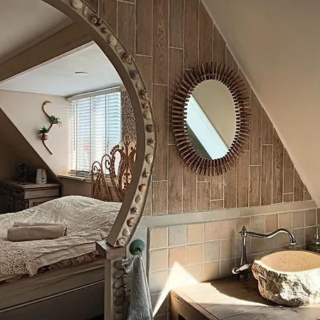 Modern Cozy Asian Style Bedroom With Kingsize Bath Bed & Breakfast 3*