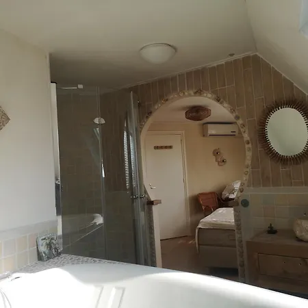 Alojamento de Acomodação e Pequeno-almoço Modern Cozy Asian Style Bedroom With Kingsize Bath