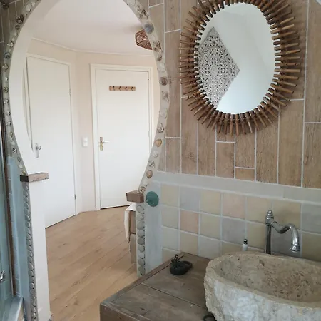 Modern Cozy Asian Style Bedroom With Kingsize Bath 3* Westbeemster